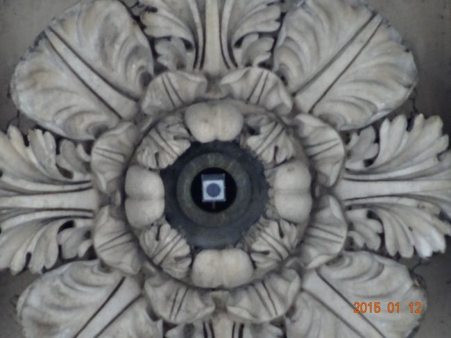 先程、上のモニターを写していたカメラが門の中心の真上にありました。