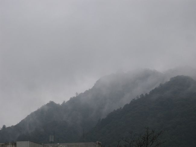 金華山見えました。<br /><br />天気悪そう。実際雨ですけど。<br /><br />歩いてきたことを後悔してます。疲れがたまってしんどい。