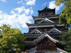 広電に乗って紙屋町西駅下車、広島城を目指します。

現存ではありませんが、木目調の天守が良い雰囲気を醸し出しています。
中の展示は広島の歴史、原爆投下から復興までの展示がありました。原爆投下まではここに現存天守があったかと思うと…とても残念というか、切ない。
あとは刀の展示が多かったなという印象。刀を持ち上げる展示？みたいなのもあります。
