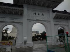 朝食後、歩いて中正紀念堂に行きます。

入口の大孝門です。