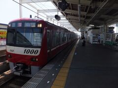 この都営線から成田空港行きの接続が悪すぎて結局、早く出たのに後のエアポート快特に乗る羽目に。結局、先行する電車に乗っても追いつかれるというオチ。このダイヤは改善して欲しいですね。