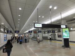 成田空港空港第2ビル駅で下車します。結局、都心から2時間近くもかかってしまいました。やっぱり成田は遠いです。
成田空港と言えばかつては改札を出ると検問がありましたが今は廃止になっています。