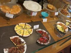 名古屋グルメのラストを飾るのは、タルト！

地元の友人の大好きなお店とのことで行ってきました。

タルティーヌさん。今までに食べたことがないようなタルトに出会えて幸せでした。また買いに行きたい！