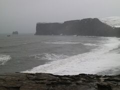 午後２時過ぎ、大きな穴が開いた断崖、ディルホゥラエイを望む断崖に到着。風が強く雪も混じっています。