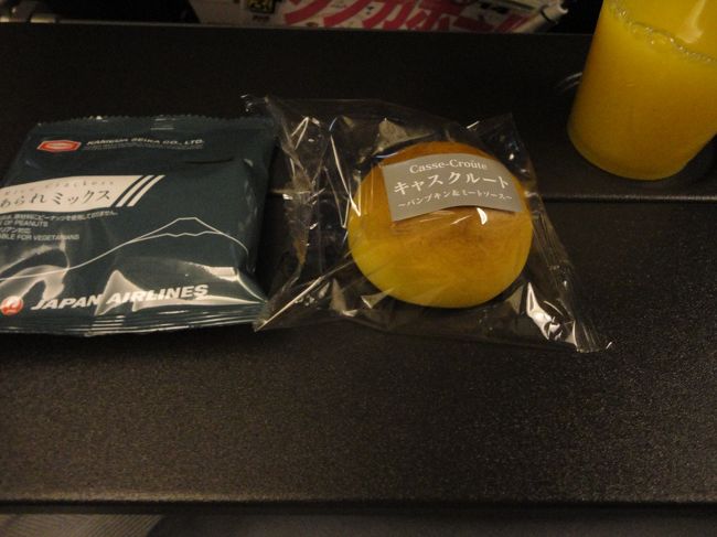 離陸後一時間もしないで夜食が配られました。<br /><br />パンプキン＆ミートソースブレッドです。<br /><br />ミートソースの具が中に入っていました。<br /><br />ミートソースの味がしっかりしていて、美味しかったですよ。<br /><br /><br />ただ、いつも思うんですけど、なぜ<br />チーズクリームとカレーを合わせたり<br />今回のように、パンプキンとミートソースを合わせたりするのでしょうか？<br /><br />一石二鳥的なことを考えているのでしょうか？<br /><br />わからん。(´･ω･)<br /><br /><br /><br />