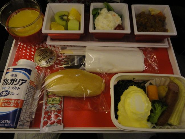 到着1時間前に朝食が提供されました。<br /><br />お食事内容が書かれているJALのサイトには<br /><br />エッグベネディクト<br />グリルチキンとラタトゥイユ<br />ポテトサラダ<br />ミルクロールホイップバター添え<br />フレッシュフルーツ<br />飲むヨーグルト<br /><br />みたいです。