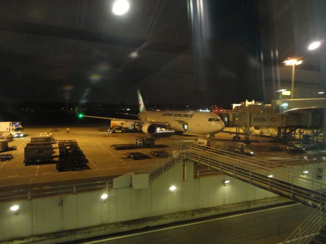 シンガポール チャンギ国際空港に到着しました。<br /><br />いつも出国審査に近い場所で降りていたので、場所的には遠く感じました。<br /><br />飛行機とターミナルをつなぐボーディングブリッジで少し暑さを感じます。<br />二人ともちょっと暑いねーぐらいしか言いません。<br />まだ、分かってないなぁ（笑）<br /><br /><br />すると、いつもなら飛行機を出たら自由に動けるはずなのに、仕切りで区切られています。<br /><br /><br /><br /><br /><br />どうしてかと思ったら。。<br /><br /><br /><br />