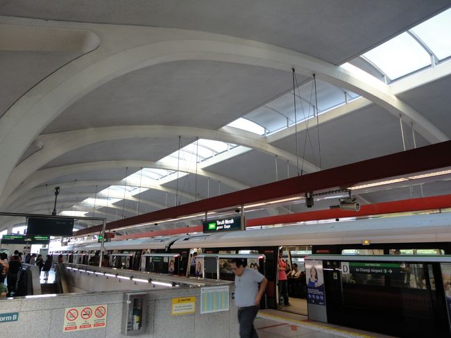 タナメラ駅で乗り換えです。<br /><br />降りた時に友人は笑っていました。<br />笑うしかないようです(^^;<br /><br />私自身も久しぶりの暑さにやられてしまいそうです・・・