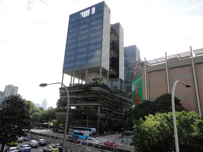 荷物を預けた後、歩いてマーライオン公園へ向かいました。<br /><br />※この建物は宿泊したホテルではありません