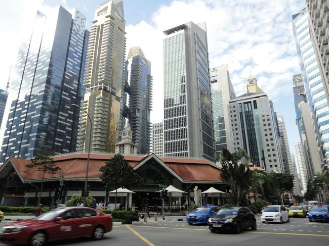 屋台の集まり、ラオパサです。<br /><br />ここではご飯を食べませんでした。<br /><br /><br />ガイドに徹しているので、もう少し歩くとマリーナベイサンズが見えるよと教えてあげました。