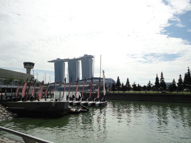 ベイサンズが見えると同時におぉぉぉーという言葉が出ていました。<br /><br />そうか。そうなるんだよな。普通は。<br />感動しないなんてマヒしてる・・・<br /><br /><br />ただ、自分としては教えてあげられたということに気分がよくなっていました(笑)<br /><br />湾沿いに歩けばマーライオンみれるよと教えると<br />すぐに向かいました。