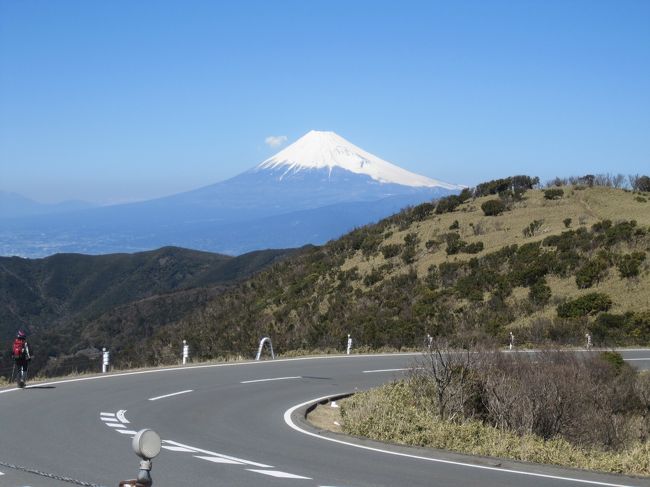 西伊豆スカイラインと富士山。<br /><br />ここで偶然知り合いに会いました。<br />歩いている山ガール、何と知り合いでした。<br /><br />世間は狭いですね。