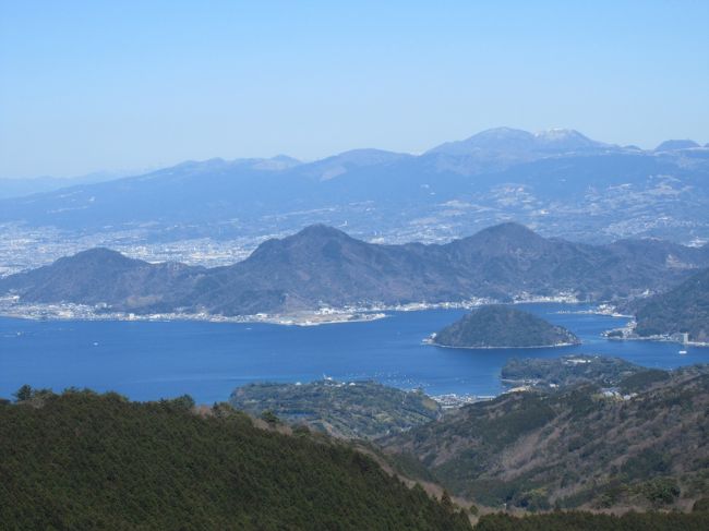 駿河湾と淡島、遠くには箱根の駒ケ岳が山頂を白くしています。