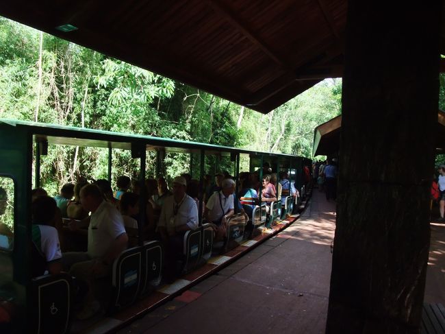 この後は遊歩道を歩いて色々なところで滝を満喫。途中ミニ列車にも乗りました。