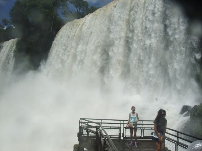 水が落ちるすぐそばまで行きました。<br />ずぶ濡れ覚悟、カメラなどは要注意です。<br />大人気の「滝つぼにボートで突っ込む」アクティビティーも参加したかったのですが、時間がないので今回はあきらめました。オプショナルツアーに参加するとツアー時間の兼ね合いで難しいみたいです。私は”絶対に乗りたい”訳ではなかったのですが、どうしてもという方は個人で行くか、ボートが組み込まれているツアーを選んだほうが良いと思います。