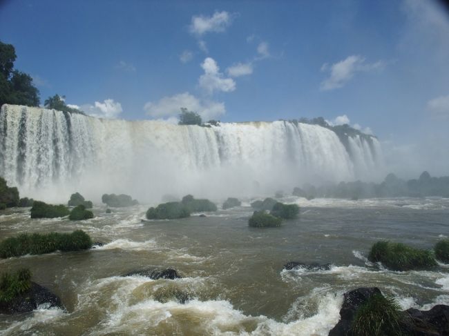天気がいいので滝もはっきり見えます。