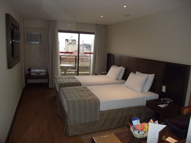 ホテルはコパカバーナ近くの「Windsor Palace」です。<br />室内は改装したばかりですごく綺麗でした。広さも十分。<br />ただしエアコンの音が非常に大きかったです。