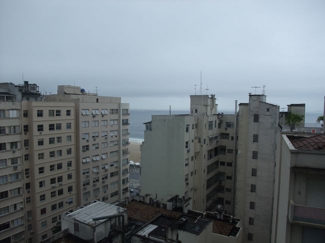 部屋からの眺めです。建物の間から海が見えます。<br />天気が良ければ最高だろうなぁ。<br /><br />この日はホテル周辺を散歩して適当に夕食を取って早めに就寝。