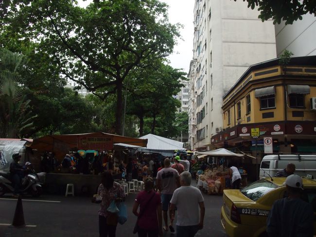 ここからリオデジャネイロ２日目。<br />この日は日曜日でホテル近くの公園で市場が開かれてました。