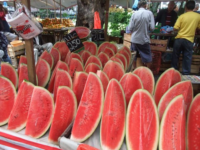 スイカもこうやって切って並べるとおしゃれですね。<br />日本のスーパーも見習ってみてはいかがでしょうか？