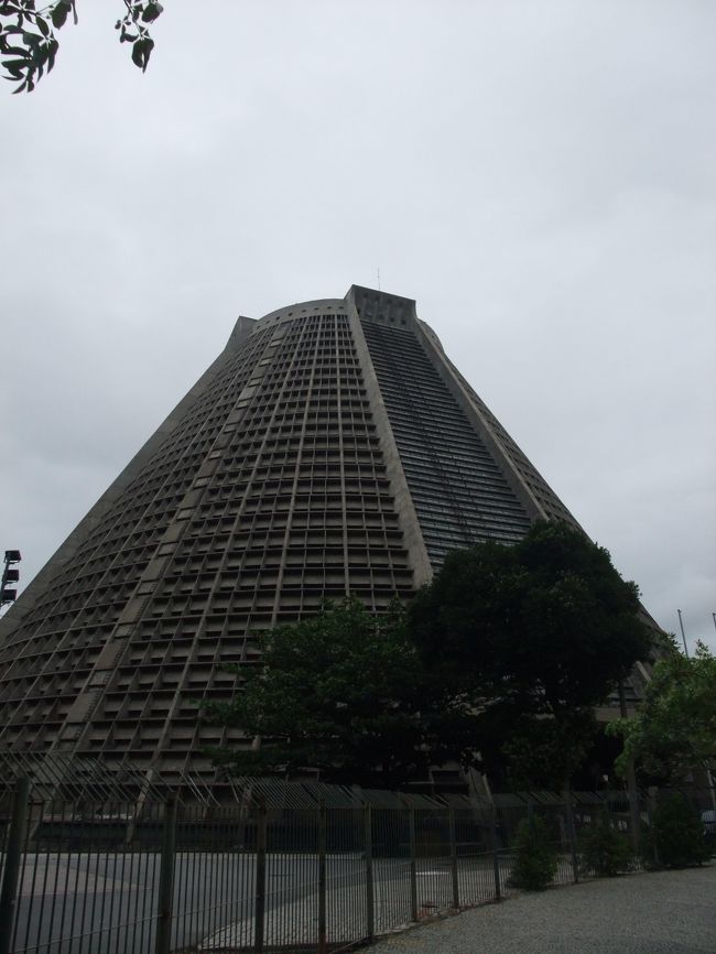 続いてカテドラルへ。<br />こちらは一転して近代的な教会です。