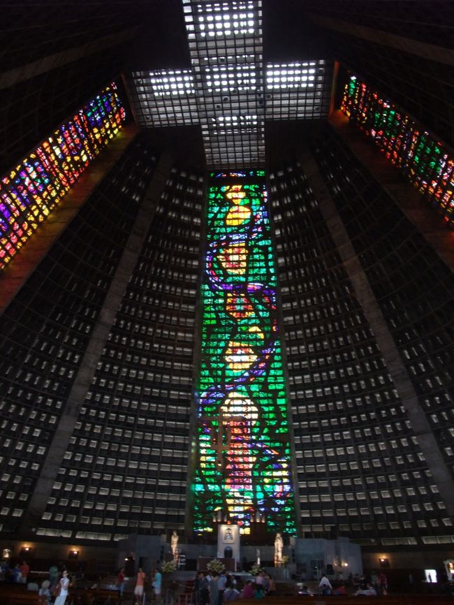 近代的な内装です。<br />あまり教会の感じがしませんが、たくさんの人がお祈りに来てました。