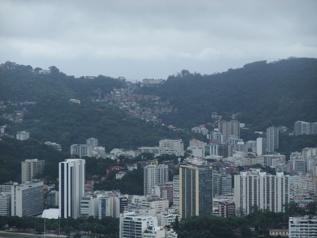 ロープウェイからの眺めです。<br />山間の高いところにはスラムの建物が見えます。