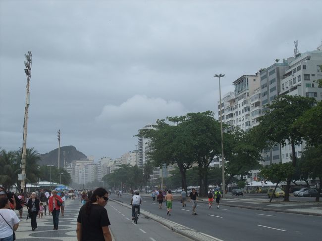 この後、コパカバーナに戻り海岸を散歩。<br />観光客も多くとても賑やかでした。<br /><br />よく見ると至る所に警察と警備員が立っていました。Ｗ杯やオリンピック開催に向けて治安維持には相当気を使っているようでした。
