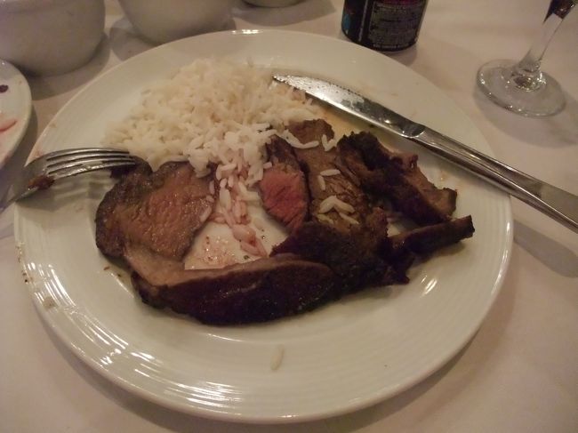 色々なお肉を食べましたが、最後はよくわかりませんでした。<br />観光客だけではなく地元の人もたくさんいて賑わってました。<br /><br />シュラスコを食べる！、目標達成です。