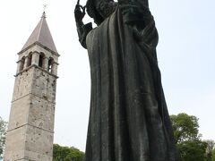 グルグール・ニンスキ像。

かわいい名前のこの方は、中世にそれまでラテン語で行われていたミサをクロアチア語で行なった司教でクロアチアの英雄の一人だそうです。