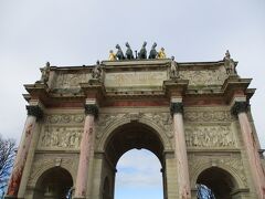 ルーブルからシテ島へ移動します。
朝、大降りだった雨はやみ、晴れてきました。
青空が見えます。

パリの天気は変わりやすいらしい。

カルーゼル凱旋門の横を通り、ロイヤルヌフのバス停へ移動します。
近くで黒人さんがエッフェル塔の置物を５個１ユーロで売っていました。

寒いなかで懸命に売るお兄さんたち。。。
イカツイのでおじさんに見えるけど、実際には若そうです。