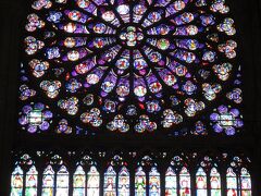 北と南に直径１３ｍのバラ窓があります。
北窓は採光が少ないのに、南窓に負けず劣らず美しかった。
万華鏡をのぞきこんでいるような輝き。