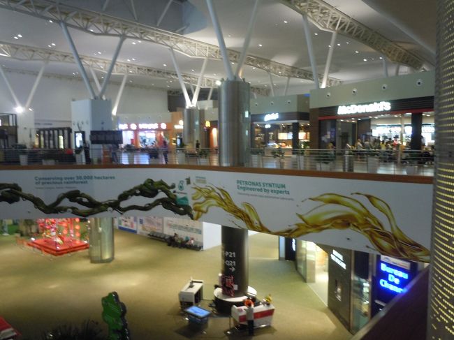 エアアジア便にて隣席した大学４回生の女性と食堂街で会ったので、一緒に食事することにした。