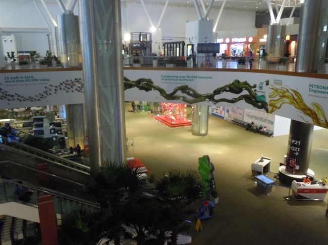 特にお腹は空いていなかったが、マレーシアリンギの小銭があるので、食事でも・・・