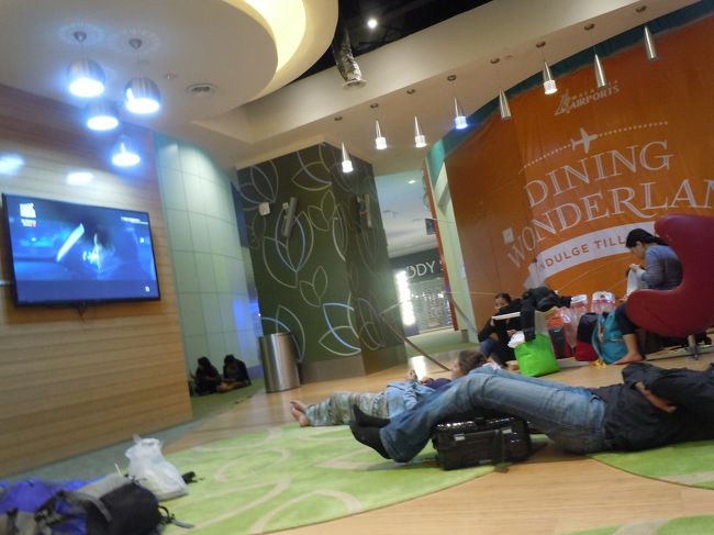 待合席そしてフードコートにあるフラットないい席は、先客がいて満席になっていた。<br />通路の端に寝るか、この穴場にて寝るかである。