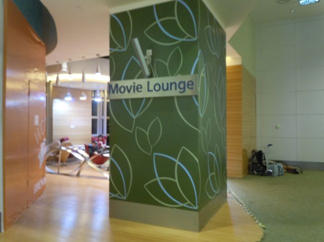 機内そして食事をしながら、旅話をしたインド行の一人旅の女子学生にいい寝床を紹介することにした。