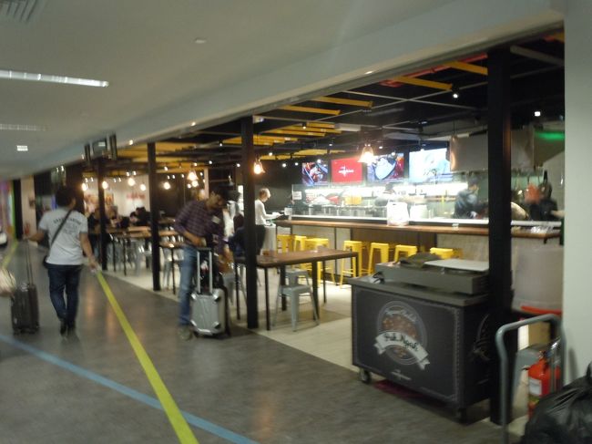 レストランもぱらぱらと営業を始めている。