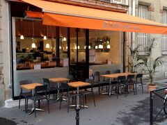 遅めの昼食を。
My bus裏のアルジャントゥイユ通りに、うどんの『さぬき屋』で。
２日目に和食(^_^;)

１時間前に通りかかった時は、店前には行列ができていました。
3時の今、店内は混んでるけど並ばずに入れました。
カウンターに座ると、左隣は日本人夫婦。
釜揚げうどんkamatamaは11ユーロ、大ビールは4ユーロでした。
ハッピーアワーとのことでビールが安くなったようです。
美味しかったです。
ちゃんとコシのある麺と、出汁のきいたつゆ

食後はホテヘ戻り、再度ルーブル訪問のため体を休めます。
（写真を撮り忘れたため、画像はさぬき屋さんのFBからお借りしました）