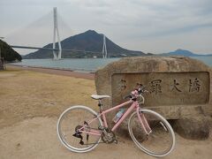 　　　　　大三島の道の駅　「多々羅しまなみ公園」

　　昨年ここで食べた“たこ焼き”が忘れられず、楽しみにお立ちより
　　まっ先に たこ焼きの屋台を目指したのに・・・姿なし(*_*)

　　今年はやってないの？
　　粉もん文化、大阪人のシッポがまじで気に入ったたこ焼きだったのに
　　宮窪産の地だこで漁師さんから直接買いのたこ焼き…出会えず残念