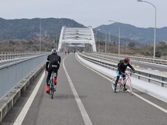 　　　　３つめの橋　伯方島と大三島を結ぶ橋は　アーチ橋