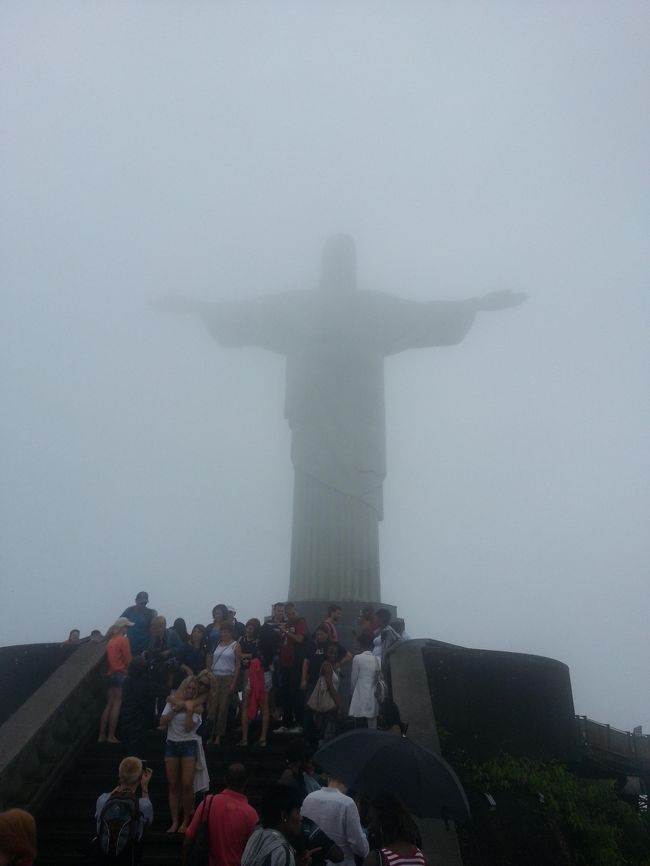 しかし丘の上はあいにくの天気・・・<br />登ったときはキリスト像もかすんで見えず。