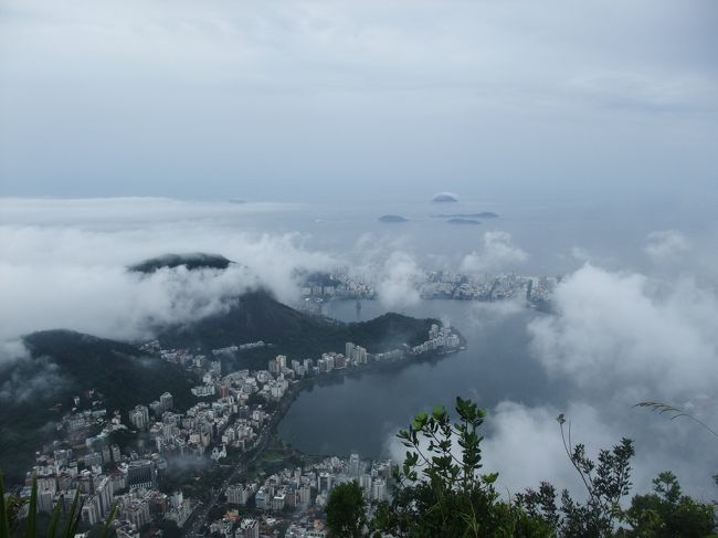 雲の間からリオデジャネイロの街が辛うじて見えました。