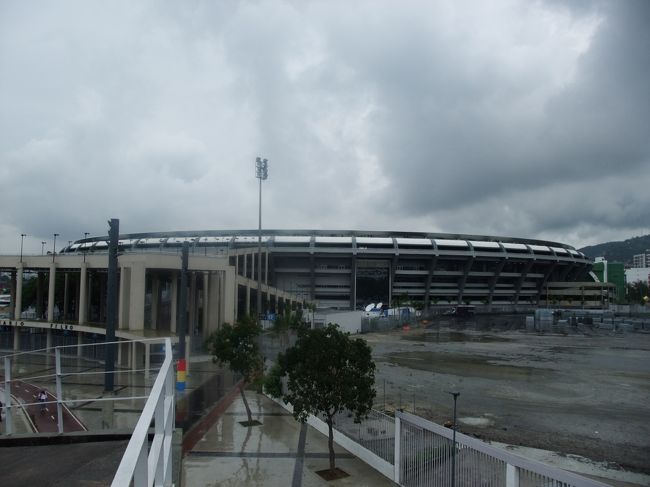 その後、世界最大のサッカー場、マラカナンへ。<br />前日コパカバーナのツーリストインフォメーションで見学ツアーがあることを<br />教えてもらいましたが、到着した時は定員に達していて参加できず。<br /><br />ゲートからスタジアムまではかなり遠く、あまり大きさがわかりません。