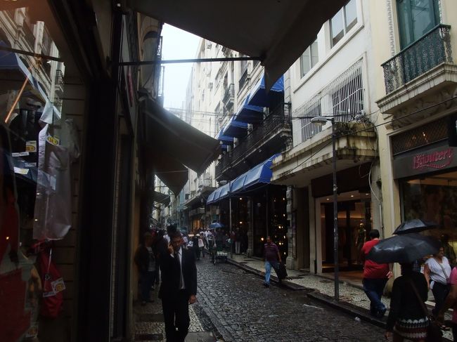 タクシーでセントロ（旧市街）へ。