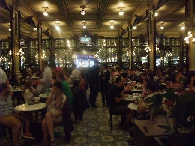 店内は満席、観光客率高しです。<br /><br />今回、リオデジャネイロでは日本人に会いませんでした。<br />それどころかアジア人もほとんど見かけず。<br />アジア人＝よそ者とみられるのかも知れません。<br />それによって犯罪に巻き込まれる可能性が高くなるのかもと<br />思いました。<br />（日系人が多いサンパウロは違うのかもしれませんが・・・）<br /><br /><br />これでリオデジャネイロの観光は終了。<br />ホテルに戻って荷物を引き取りタクシーで空港へ。<br /><br />