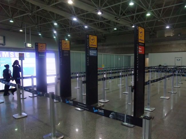 早めに空港について、チェックインを済ませました。<br />カウンターの係員には「東京まで行くの？長い旅ね」と言われました。<br />ホントはそのあと札幌まで帰ります・・・<br /><br />本当はラウンジでシャワーを浴びようと思っていたのですが、<br />改装中でシャワーが使えないことが判明！<br />となると、ＦＲＡのトランジットの時に浴びるしかないと思ったものの、<br />乗継時間は1：05と厳しい感じ。<br />となるとこのまま札幌まで帰ることになるのかと不安になる。