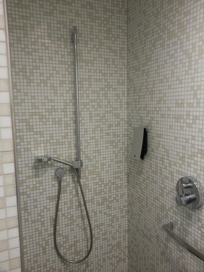 何とかシャワーを浴びる時間もありました。<br />行きとは違うラウンジに行ったので、水圧も十分、ハンドシャワーも<br />使いやすかったです。<br /><br />