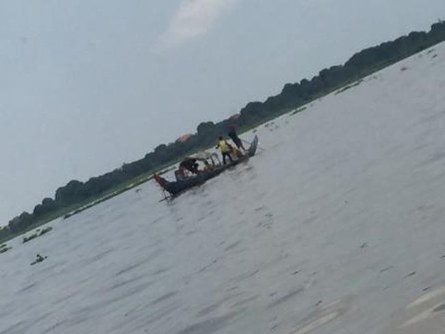 プノンペンから乗った高速船は速度を落とすことなく、トンレサップ川をさかのぼっていきましたが、徐々に川幅が広くなっていくのがわかります。