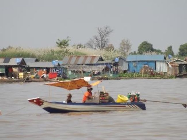 東南アジア最大の湖といわれているトンレサップ湖に近づいてきたようです。<br />それでも、水上住居の集落があって、そこではいろんな人が船で移動しています。