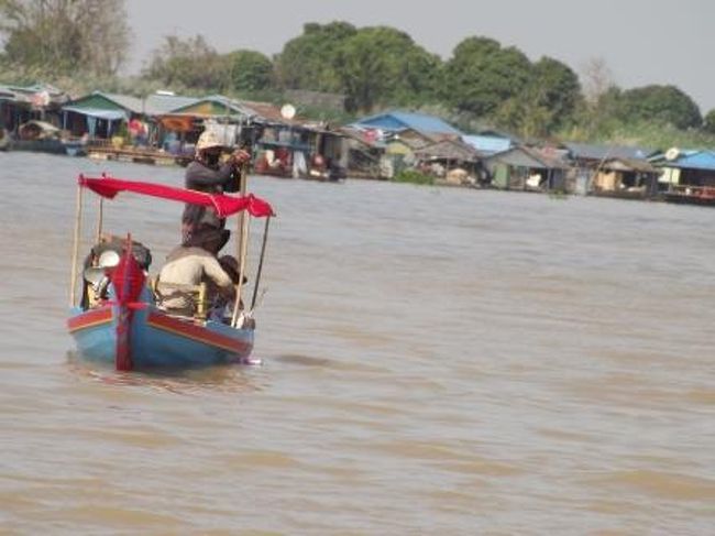 ここは世界最大級の水上生活者がいるとかで、1ブロック1万人、100ブロック100万人以上が住んでいるそうです。船が車や自転車代わりなのもうなづけます。